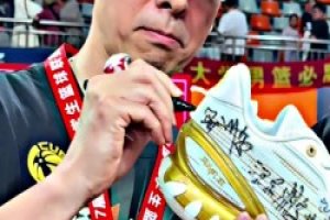 北京大学夺冠后，王导现场将“北大瞬息2PE”签下第5冠！