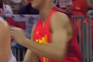 燃起来了！面对大小加索尔和伊巴卡，易建联狂砍30分12板！