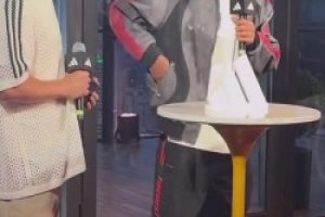 亚马尔中国行来啦！18岁的小孩哥，这大高个真让人羡慕