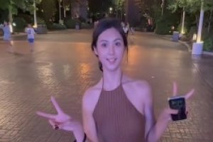 美啊！美女球员卓识一身棕色长裙穿搭：步点竟然跟歌卡上了哈哈~