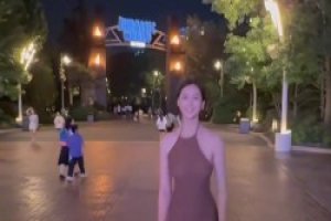 走娱乐圈吧！卓识身穿红色连衣裙，这曲线完美！